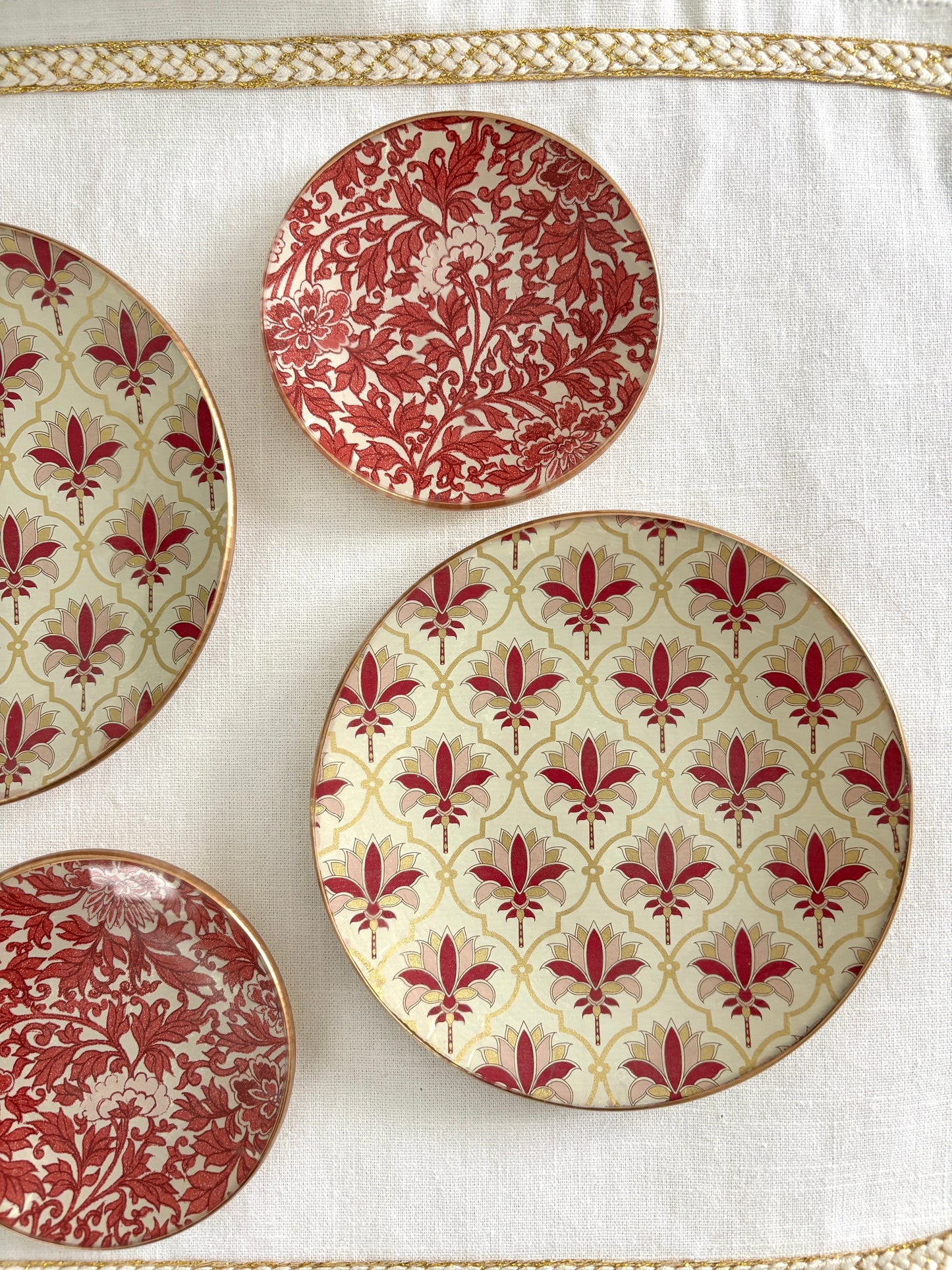 Red Palm Round Plate